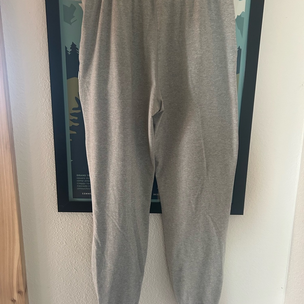 Vuori Light Gray performance joggers size XS long EXCELLENT condition - Picture 3 of 3